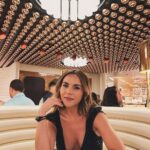 Carolina Gaitán Instagram - Que la banda sonora del 2024 sean tus pensamientos poderosos cargados de salud, armonía, amor, unión, abundancia y creatividad. Que la magia siempre esté presente, que veas los desafíos como parte esta aventura fantástica que hoy empieza! 🌟🧜🏻‍♀️🍾🩷 May the soundtrack of 2024 be your powerful thoughts full of health, love, union, abundance and creativity. May the magic always be present, may you see the challenges as part of this fantastic adventure that begins today! FELIZ 2024!!! 🩷🧜🏻‍♀️🍾 Altamar