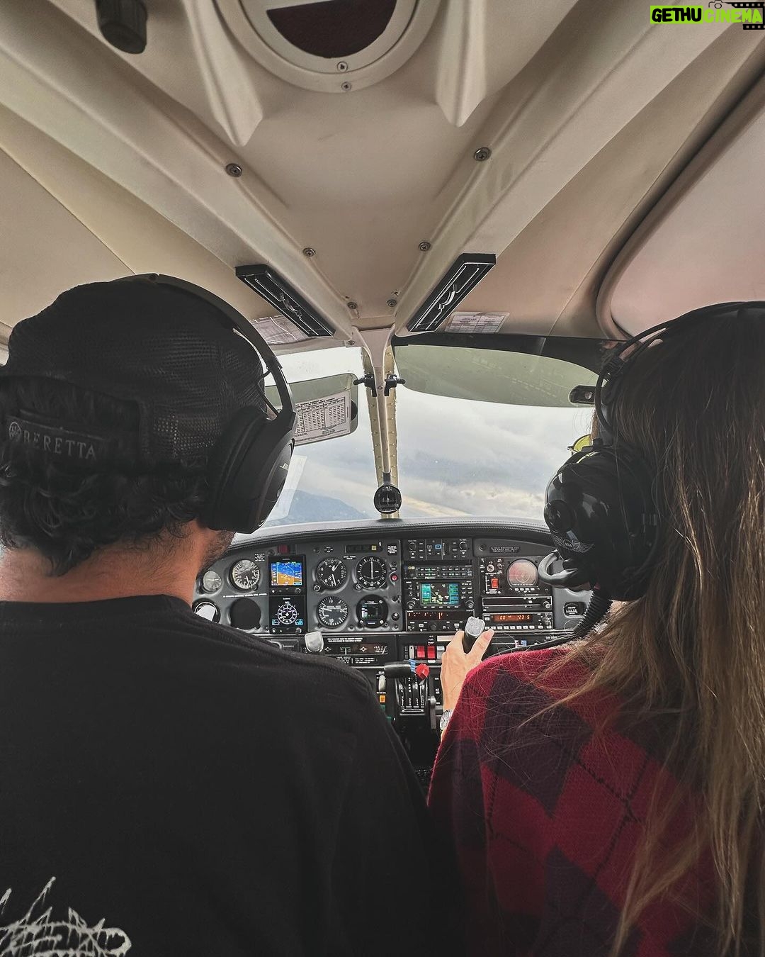 Carolina Gaitán Instagram - En el #diadelpiloto se vuela! Feliz día pilotos de mi vida: Mi Papá 👨🏻✈️ Mi Mamá🧑🏻✈️ Mi Hermano 😇 Mi 🖤! #happypilotsday 👨🏻✈️🧑✈️ y feliz día a todos los pilotos que me leen!!! Flying high