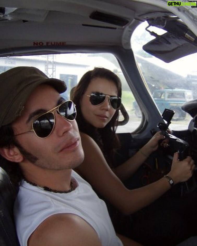 Carolina Gaitán Instagram - En el #diadelpiloto se vuela! Feliz día pilotos de mi vida: Mi Papá 👨🏻✈️ Mi Mamá🧑🏻✈️ Mi Hermano 😇 Mi 🖤! #happypilotsday 👨🏻✈️🧑✈️ y feliz día a todos los pilotos que me leen!!! Flying high