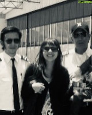 Carolina Gaitán Instagram - En el #diadelpiloto se vuela! Feliz día pilotos de mi vida: Mi Papá 👨🏻✈️ Mi Mamá🧑🏻✈️ Mi Hermano 😇 Mi 🖤! #happypilotsday 👨🏻✈️🧑✈️ y feliz día a todos los pilotos que me leen!!! Flying high