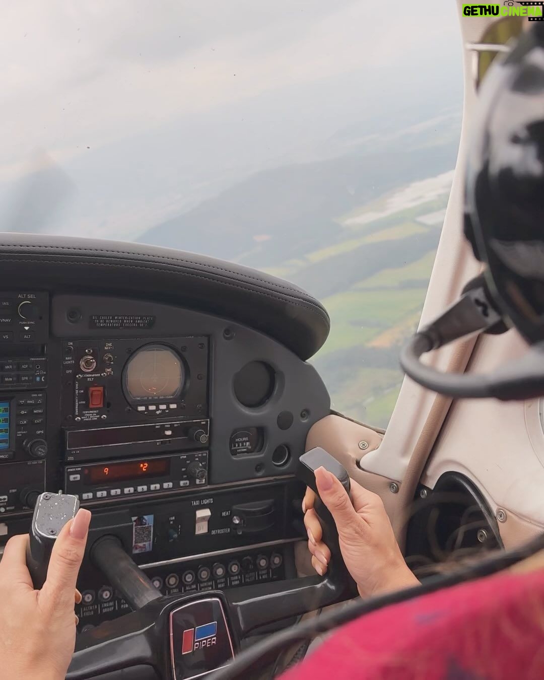Carolina Gaitán Instagram - En el #diadelpiloto se vuela! Feliz día pilotos de mi vida: Mi Papá 👨🏻✈️ Mi Mamá🧑🏻✈️ Mi Hermano 😇 Mi 🖤! #happypilotsday 👨🏻✈️🧑✈️ y feliz día a todos los pilotos que me leen!!! Flying high