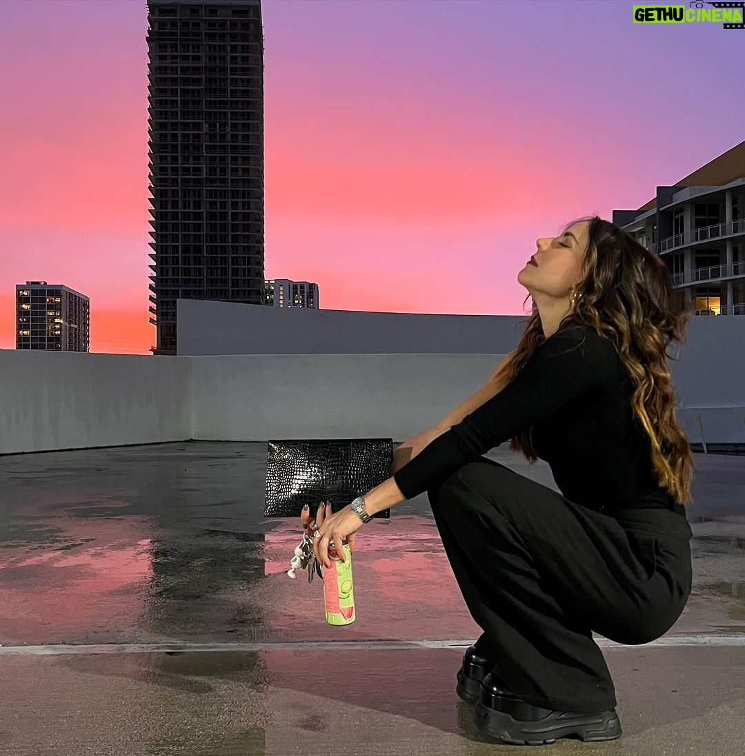 Carolina Gaitán Instagram - "La vida no es color de rosa" Dicen por ahí... #nonefilter #pinkworld 🪽🪽 Miami, Florida