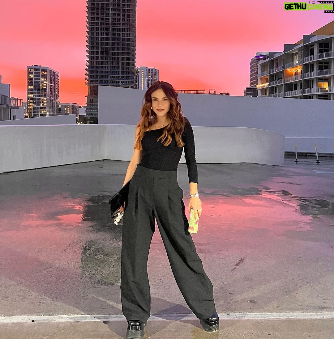 Carolina Gaitán Instagram - "La vida no es color de rosa" Dicen por ahí... #nonefilter #pinkworld 🪽🪽 Miami, Florida