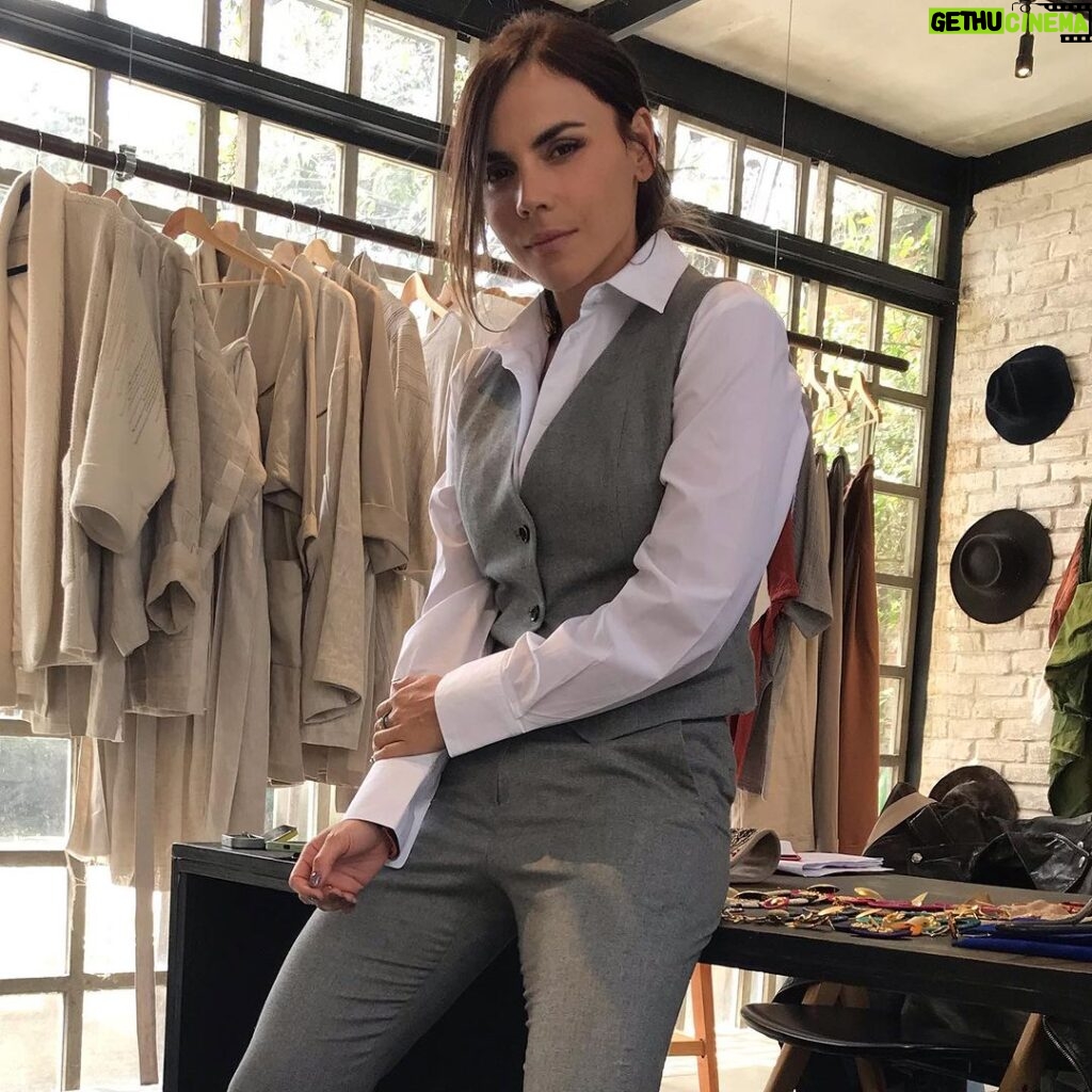 Carolina Gaitán Instagram - Empezando a habitar otra piel. 🩶🩶 Bogotá, Colombia