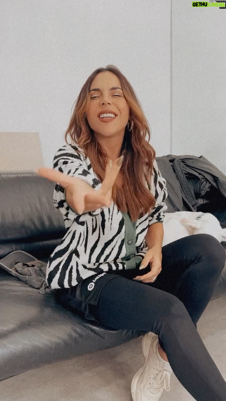 Carolina Gaitán Instagram - Mañana hay rueda de prensa y conversatorio de #vidaporquesolohayuna en @miteatrocolon y habrá una cantadita que hoy se ensaya! Besotes vuelan! Nos vemos mañana!