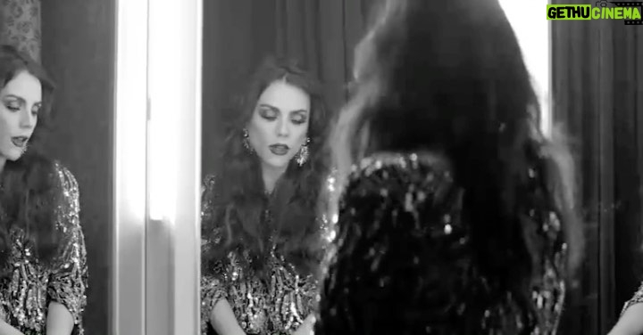 Carolina Gaitán Instagram - Qué rico me suena hoy #quenosedicedemi Mi respuesta a todo siempre será con canciones y con personajes. Les mando amor a todos y muchos besos que vuelan! 🫡🖤👄 Some #salsamusic #quénosedicedemí for this Thursday my friends! Much love and flying kisses!!! 🖤👄🖤🫡 Somewhere Safe