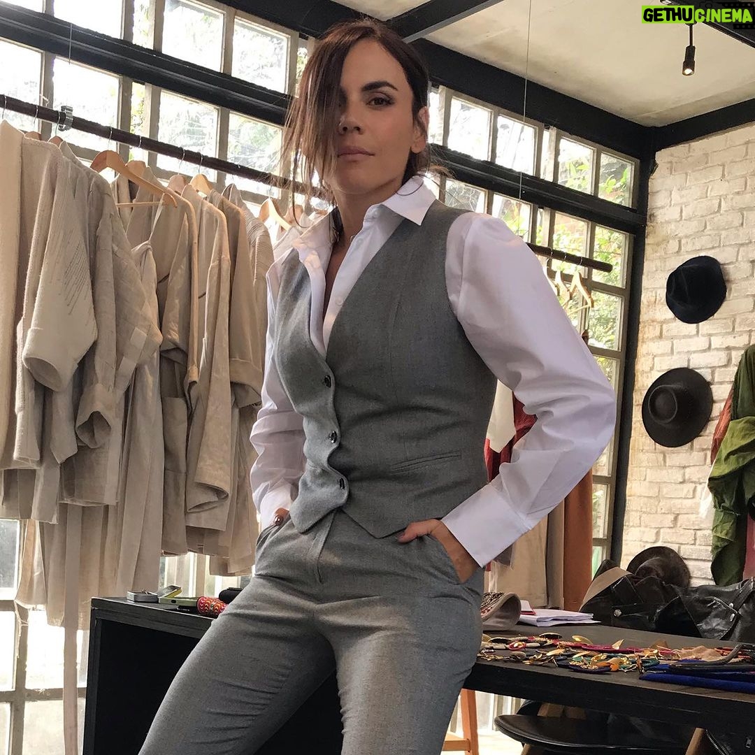 Carolina Gaitán Instagram - Empezando a habitar otra piel. 🩶🩶 Bogotá, Colombia