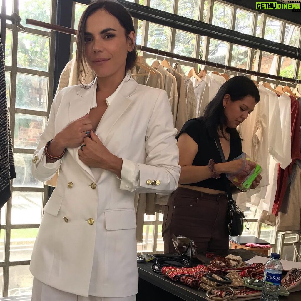 Carolina Gaitán Instagram - Empezando a habitar otra piel. 🩶🩶 Bogotá, Colombia