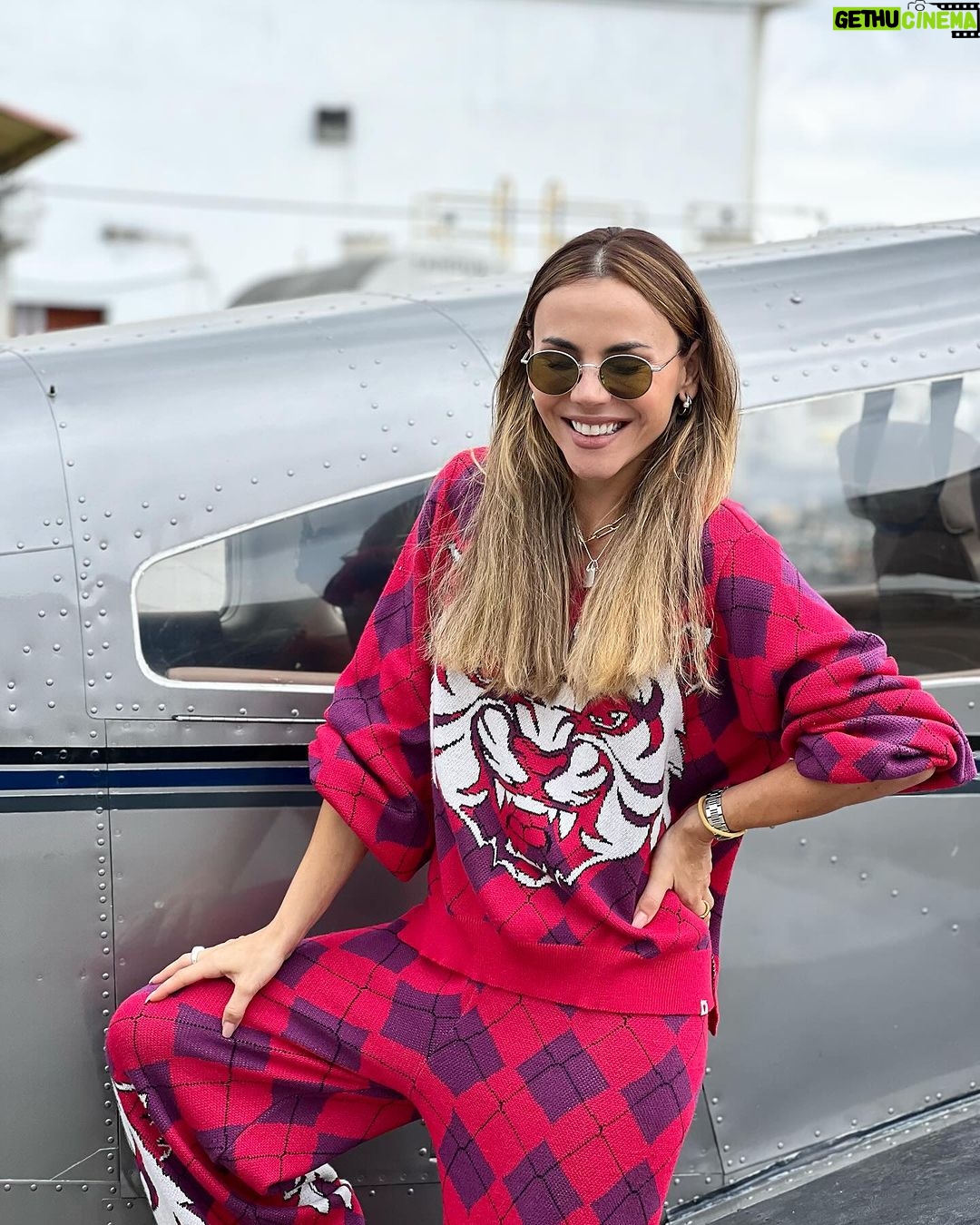 Carolina Gaitán Instagram - En el #diadelpiloto se vuela! Feliz día pilotos de mi vida: Mi Papá 👨🏻✈️ Mi Mamá🧑🏻✈️ Mi Hermano 😇 Mi 🖤! #happypilotsday 👨🏻✈️🧑✈️ y feliz día a todos los pilotos que me leen!!! Flying high