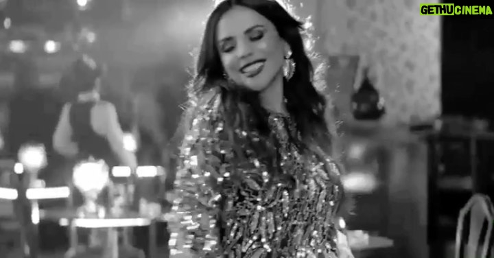 Carolina Gaitán Instagram - Qué rico me suena hoy #quenosedicedemi Mi respuesta a todo siempre será con canciones y con personajes. Les mando amor a todos y muchos besos que vuelan! 🫡🖤👄 Some #salsamusic #quénosedicedemí for this Thursday my friends! Much love and flying kisses!!! 🖤👄🖤🫡 Somewhere Safe