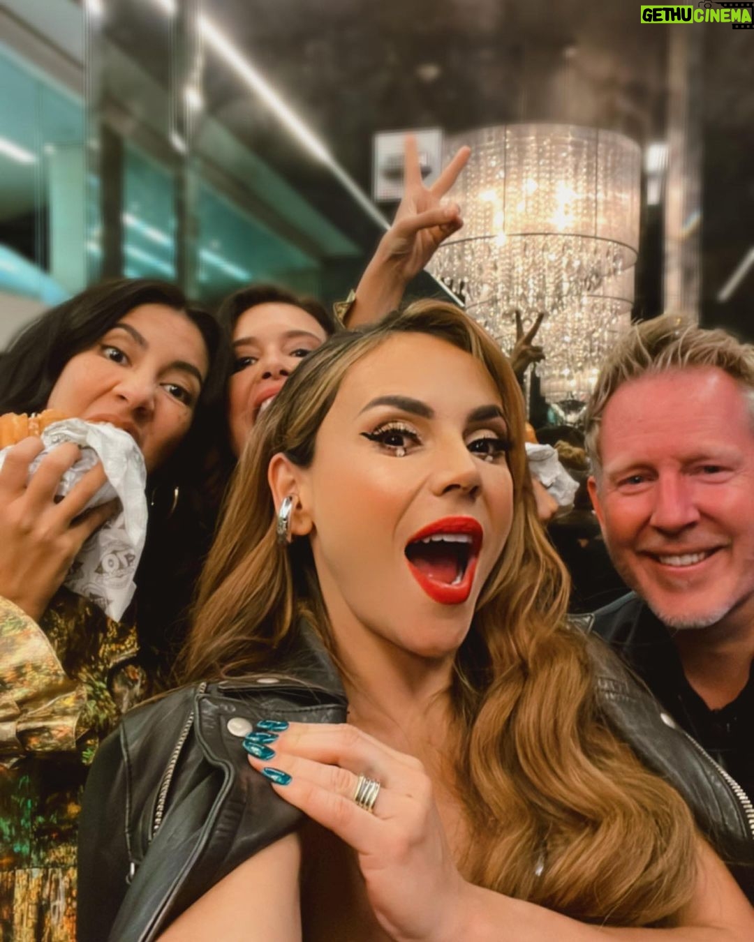 Carolina Gaitán Instagram - "Familia que come unida permanece unida" Ya los extraño! #jaredbush #lafamiliamadrigal 🖤 "Family that eats together stays together" 🍔🍔 Los Angeles, California