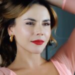 Carolina Gaitán Instagram - Pedazos de mí que no quiero dejar de compartir con Ustedes. Muchos besos rojos vuelan! #mujerespoder @yanbal 💋💋 Comprando cualquier tono de Hydra-Lip Labial Liquido Mate estarás ayudando a que más mujeres reciban más becas para darle color a sus sueños. #mujerespoder 🫀🫀