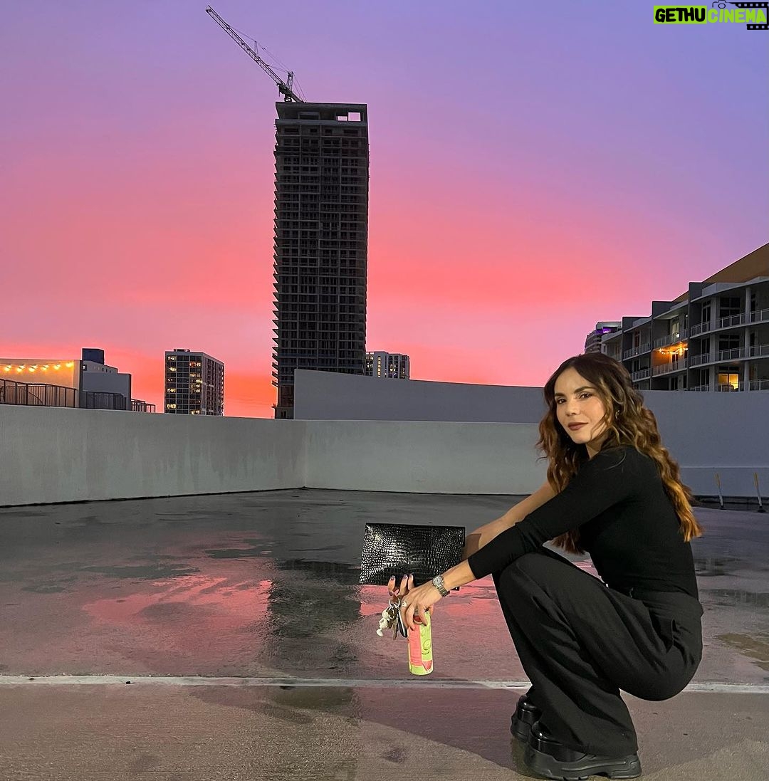 Carolina Gaitán Instagram - "La vida no es color de rosa" Dicen por ahí... #nonefilter #pinkworld 🪽🪽 Miami, Florida