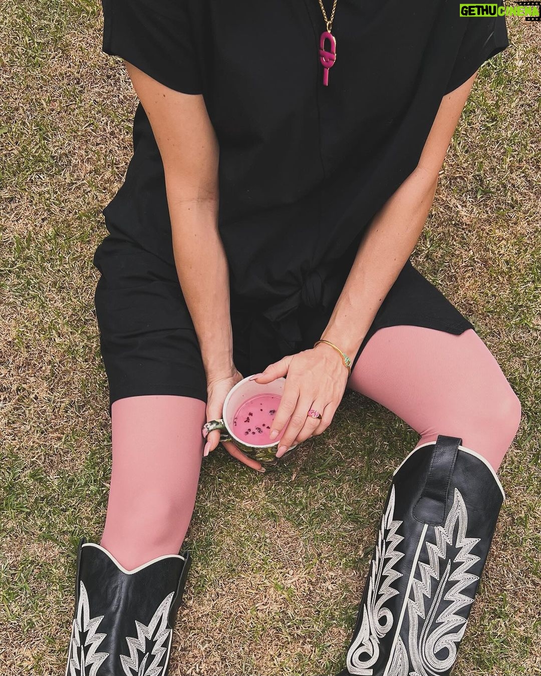 Carolina Gaitán Instagram - Color is the new black!🖤🩷🖤 @tousjewelry