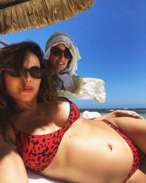 Carolina Gaitán Instagram - Rolling and having fun. All in red!!!💄
Amor creciendo sin parar!!! 
#rojocarmesí 🎬