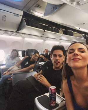 Carolina Gaitán Instagram - Rolling and having fun. All in red!!!💄
Amor creciendo sin parar!!! 
#rojocarmesí 🎬