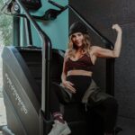 Carolina Gaitán Instagram - Así vamos creciendo esta panza 🤰 pero manteniendo un cuerpo sano y activo. Quienes quieran tener sus máquinas favoritas en casa, acá les dejo el dato! @evolution_fitnessco @evolutionfitness.co 💪🏽💓👶🏻 #equiposdegimnasio #evolutionfitness #fitnessprofesional #gimnasioencasa #evolutionisourlegacy #entrenaencasa