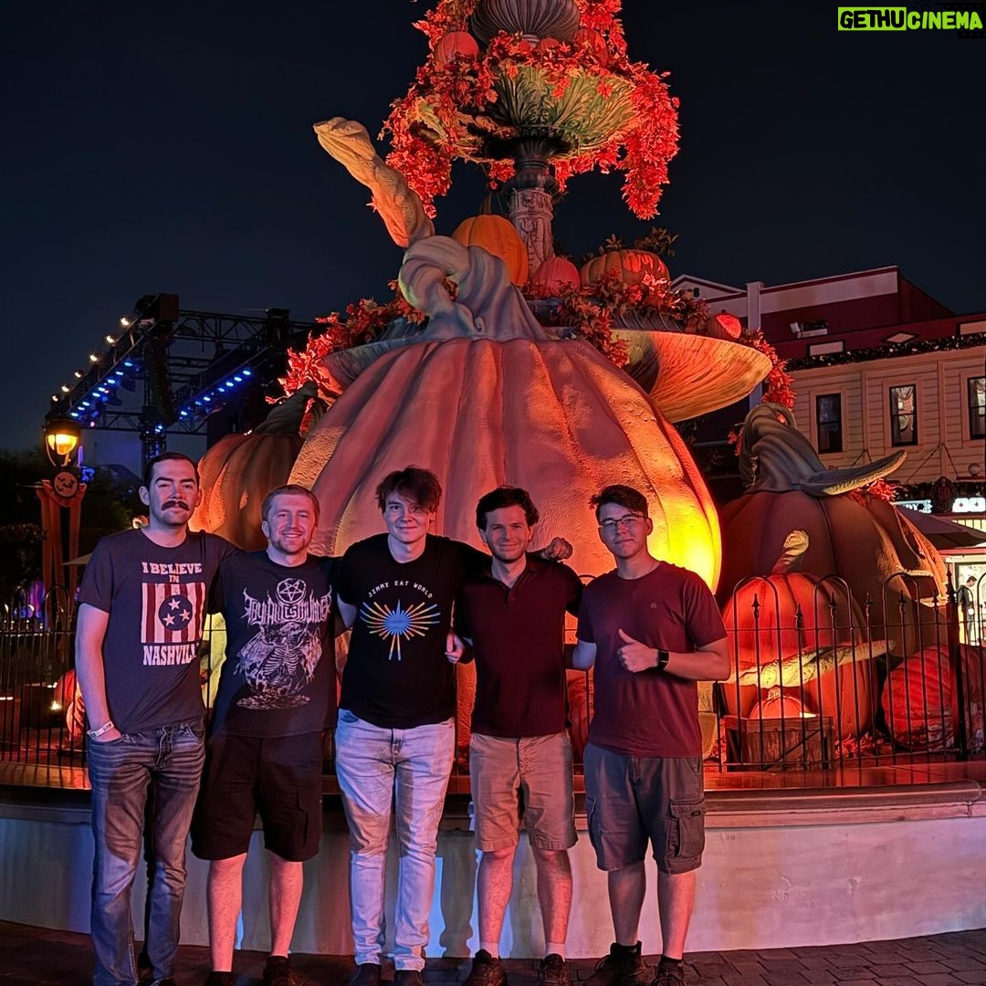 Chandler Riggs Instagram - thank u @knottsscaryfarm for the hospitality with my favorite yearly tradition 😈 Knott's Scary Farm