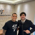 Charles Oliveira Instagram – Fala minha família Hoje eu quero expressar toda a minha gratidão à pessoa que torna meu sorriso ainda mais bonito: meu dentista @dr.igortedesco 

Não é apenas sobre os procedimentos odontológicos, é sobre o cuidado e a dedicação que ele coloca em cada consulta. Desde o momento em que entro no consultório até a hora em que saio, eu me sinto completamente à vontade e seguro.

Alem de dentista  é um verdadeiro artista, capaz de transformar qualquer problema em um sorriso deslumbrante.

Se você está procurando um dentista, não hesite em procurar o @dr.igortedesco ! Tenho certeza de que ele fará maravilhas pelo seu sorriso também! ✨
.

.
#GratidãoAoDentista #SorrisoRadiante #SaúdeBucal #CuidadoEspecializado #DentistaDeConfiança #SorrisoPerfeito #HigieneBucal
