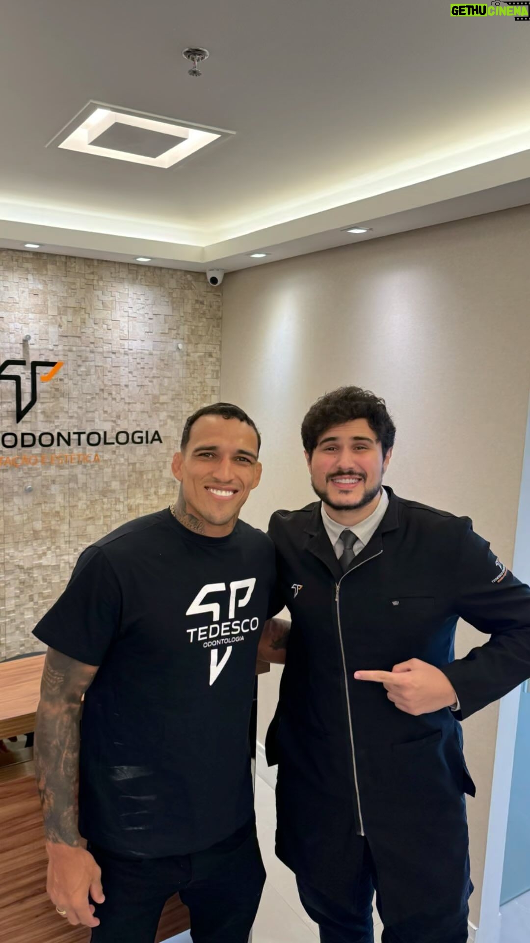 Charles Oliveira Instagram - Fala minha família Hoje eu quero expressar toda a minha gratidão à pessoa que torna meu sorriso ainda mais bonito: meu dentista @dr.igortedesco Não é apenas sobre os procedimentos odontológicos, é sobre o cuidado e a dedicação que ele coloca em cada consulta. Desde o momento em que entro no consultório até a hora em que saio, eu me sinto completamente à vontade e seguro. Alem de dentista é um verdadeiro artista, capaz de transformar qualquer problema em um sorriso deslumbrante. Se você está procurando um dentista, não hesite em procurar o @dr.igortedesco ! Tenho certeza de que ele fará maravilhas pelo seu sorriso também! ✨ . . #GratidãoAoDentista #SorrisoRadiante #SaúdeBucal #CuidadoEspecializado #DentistaDeConfiança #SorrisoPerfeito #HigieneBucal