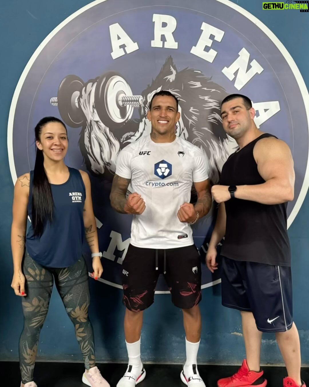 Charles Oliveira Instagram - A musculação não apenas tonifica os músculos, mas também traz benefícios para a saúde, como fortalecer os ossos e melhorar a postura. E eu como atleta de alto rendimento preciso sempre do meu corpo trabalhando, e Se você quer alcançar seus objetivos e transformar seu corpo, não há nada melhor do que um bom treino de musculação e com ótimos profissionais @biaah_silva992 @arenagymguaruja_oficial @fh_personalt 💪✨ 💥 #treinodemusculação #musculação #foco #determinação #treino #fitness #saúde”