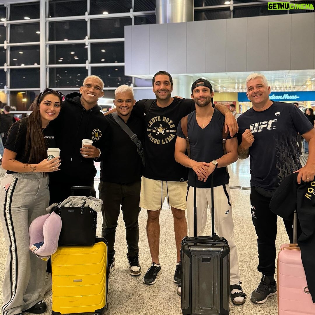 Charles Oliveira Instagram - E partiu Las Vegas família buscar mais uma vitória, que Deus nos abençoe e nos acompanhe em mais essa 🙏