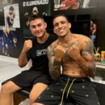 Charles Oliveira Instagram – Fala minha família vocês estão acompanhando um pouco dessa rotina intensa de treinos para minha luta e para melhora ainda mais meus treinos e desenvolvimento meu fisioterapeuta @gabaomorais veio me atender, só agradecer pelo trabalho top dele, e se vocês também querem conhecer o trabalho dele já chama aí no @gabaomorais e agenda teu atendimento, nossa saúde e bem estar sempre 👊🏼🔥
