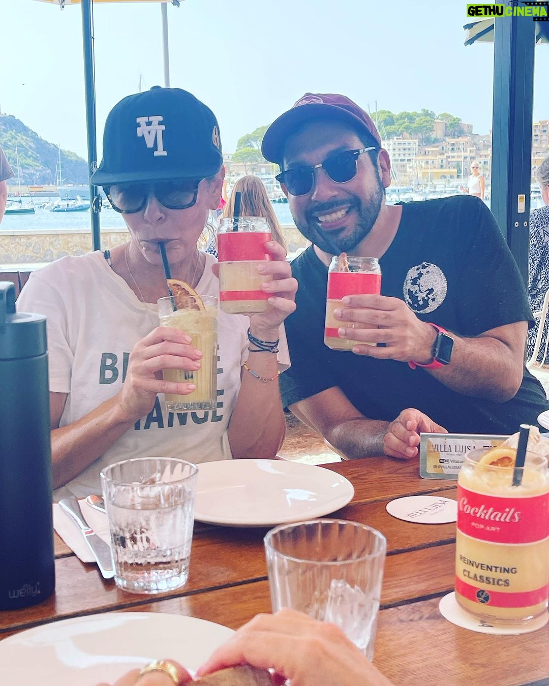 Chelsea Handler Instagram - Just out here minding my own business waiting for someone to come and pluck me. Mallorca