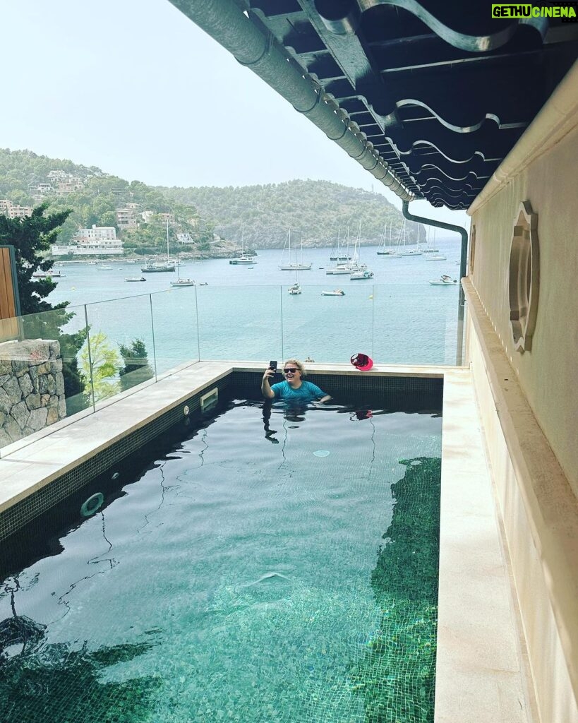 Chelsea Handler Instagram - Just out here minding my own business waiting for someone to come and pluck me. Mallorca