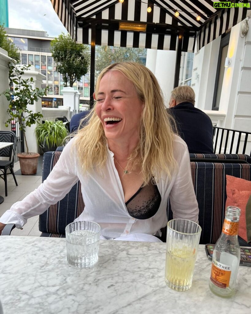 Chelsea Handler Instagram - This pretty much sums up my time in LONDONTOWN. I came for a good time and I ended up having an EPIC time. I held hands with so many old fiends, and with so many new friends, and I am so grateful to have so many people who bring me so much joy and light my ass up! I AM FILLED WITH LOVE AND JOY. I’ve also started drinking beer. You’ll never believe where I’m headed next! 🤸‍♂️ 📷: @alekkeshishian London, United Kingdom