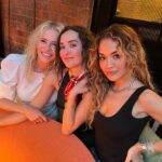 Chelsea Handler Instagram - This pretty much sums up my time in LONDONTOWN. I came for a good time and I ended up having an EPIC time. I held hands with so many old fiends, and with so many new friends, and I am so grateful to have so many people who bring me so much joy and light my ass up! I AM FILLED WITH LOVE AND JOY. I’ve also started drinking beer. You’ll never believe where I’m headed next! 🤸‍♂️ 📷: @alekkeshishian London, United Kingdom