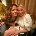Chelsea Handler Instagram - This pretty much sums up my time in LONDONTOWN. I came for a good time and I ended up having an EPIC time. I held hands with so many old fiends, and with so many new friends, and I am so grateful to have so many people who bring me so much joy and light my ass up! I AM FILLED WITH LOVE AND JOY. I’ve also started drinking beer. You’ll never believe where I’m headed next! 🤸‍♂️ 📷: @alekkeshishian London, United Kingdom