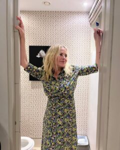 Chelsea Handler Instagram - This pretty much sums up my time in LONDONTOWN. I came for a good time and I ended up having an EPIC time. I held hands with so many old fiends, and with so many new friends, and I am so grateful to have so many people who bring me so much joy and light my ass up! I AM FILLED WITH LOVE AND JOY. I’ve also started drinking beer. You’ll never believe where I’m headed next! 🤸‍♂️ 📷: @alekkeshishian London, United Kingdom