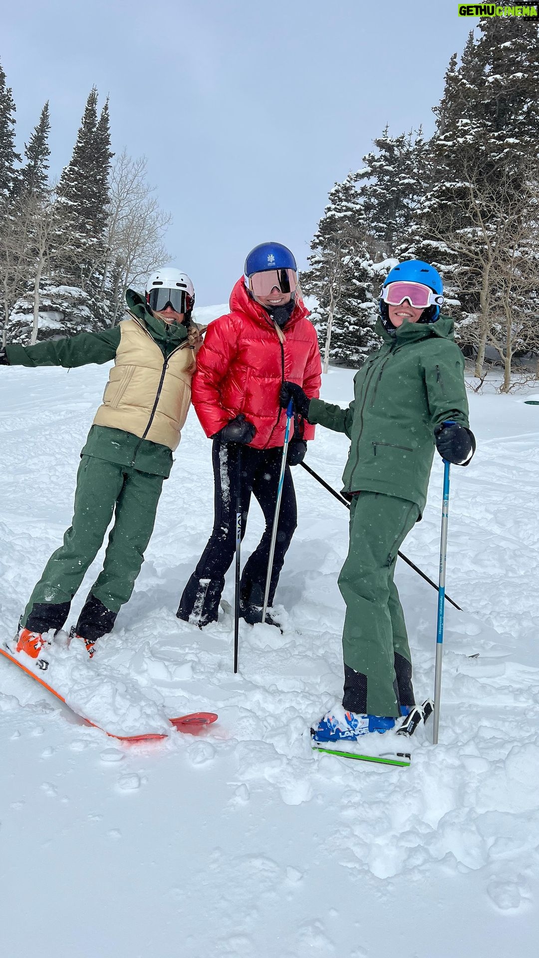 Chelsea Handler Instagram - Finally got to ski with my girl @chelseahandler! What an epic day of powder ❤️ @skiabbe @deervalleyresort @headsportswear #skibunnies #bosschick