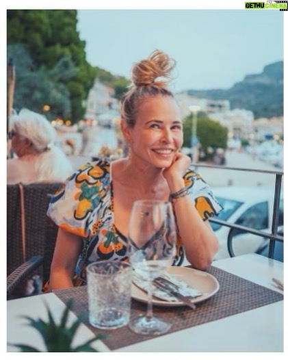 Chelsea Handler Instagram - Just sitting here with one eye shut from a wasp bite, while I was minding my own business, in my own bedroom, in my own house, and then decided enough was enough. 🤸♀️ photo credit: @dan_yo