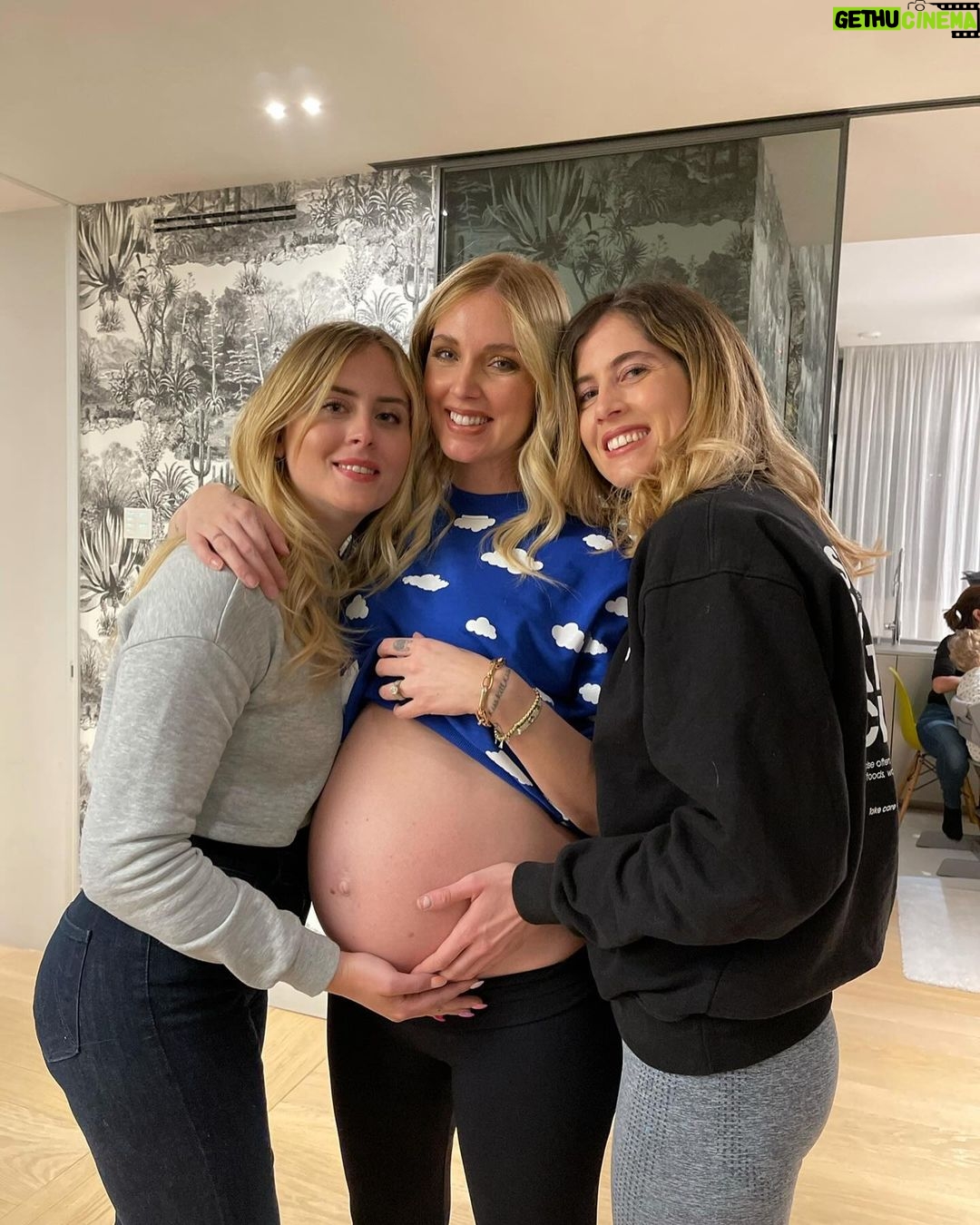 Chiara Ferragni Instagram - Happiest birthday to my sisterina @fraferragni 💖 Thanks for being by my side in the past 35 years through everything.. Ti voglio bene all’infinito ♾️