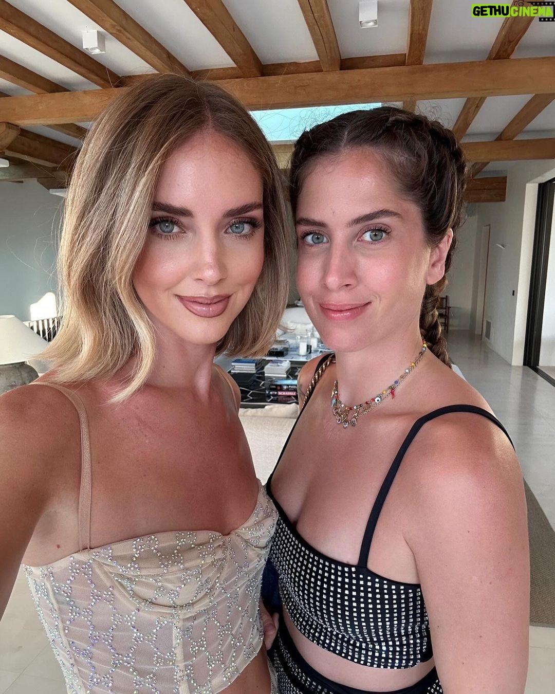 Chiara Ferragni Instagram - Happiest birthday to my sisterina @fraferragni 💖 Thanks for being by my side in the past 35 years through everything.. Ti voglio bene all’infinito ♾️