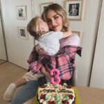 Chiara Ferragni Instagram - Auguri Vittoria, bimba magica, oggi compi 3 anni ed ogni giorno che passa mi rendi più fiera di essere la tua mamma 🥹 Che il mondo possa continuare a danzare al ritmo della tua meraviglia, mentre ti guardo crescere e diventare la donna straordinaria che sei destinata a essere. Auguri, amore mio. Il tuo domani è già un universo di promesse e sogni, ed io non vedo l’ora di essere accanto a te a stringerti la mano ogni giorno ✨ Milan, Italy