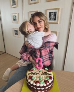 Chiara Ferragni Instagram - Auguri Vittoria, bimba magica, oggi compi 3 anni ed ogni giorno che passa mi rendi più fiera di essere la tua mamma 🥹 Che il mondo possa continuare a danzare al ritmo della tua meraviglia, mentre ti guardo crescere e diventare la donna straordinaria che sei destinata a essere. Auguri, amore mio. Il tuo domani è già un universo di promesse e sogni, ed io non vedo l’ora di essere accanto a te a stringerti la mano ogni giorno ✨ Milan, Italy
