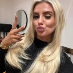 Chloe Burrows Instagram – IM BACK BOO x
Lil choppy locks from @hadleyyatessalon @lukerobertshair London, United Kingdom