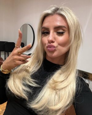 Chloe Burrows Instagram - IM BACK BOO x 
Lil choppy locks from @hadleyyatessalon @lukerobertshair