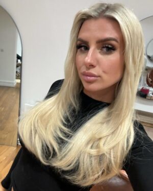 Chloe Burrows Instagram - IM BACK BOO x 
Lil choppy locks from @hadleyyatessalon @lukerobertshair