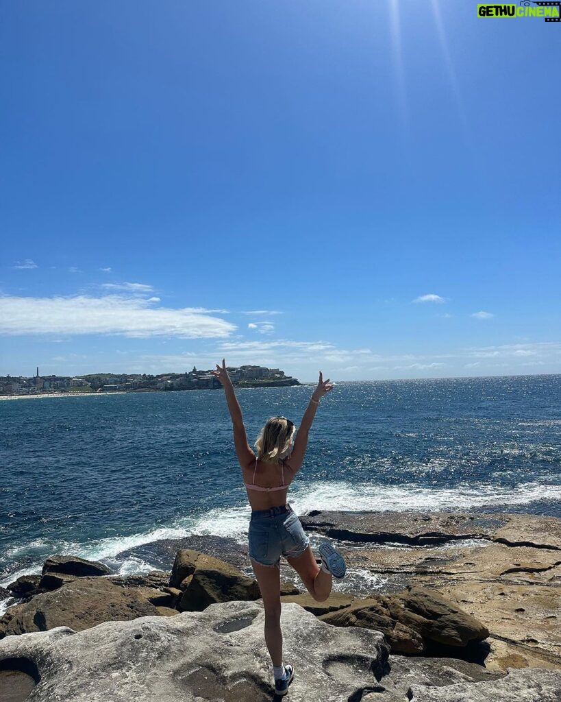Chloe Burrows Instagram - The absolute trip of a lifetime with the absolute best people 😭 💖 I’m literally gunna move by the end of the year Best place ever xxxx Sydney, Australia