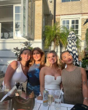 Chloe Burrows Instagram - The absolute trip of a lifetime with the absolute best people 😭 💖 
I’m literally gunna move by the end of the year
Best place ever xxxx