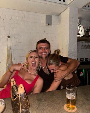 Chloe Burrows Instagram - The absolute trip of a lifetime with the absolute best people 😭 💖 
I’m literally gunna move by the end of the year
Best place ever xxxx