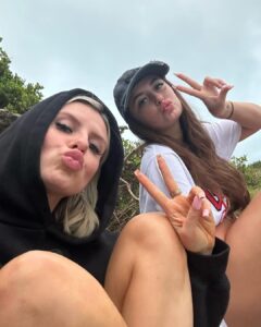 Chloe Burrows Instagram - Possibly THE most wholesome day we’ve EVER had 🤣🫶🏼✨ Big up Omar for being our best dressed tour guide ever xxxxx Blue Mountains National Park
