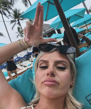 Chloe Burrows Instagram - Having a nice day x