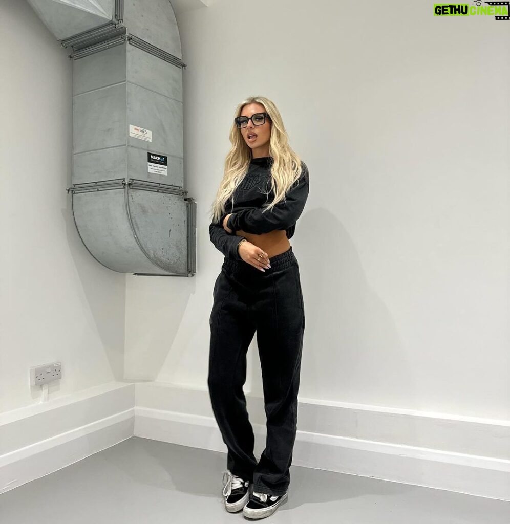 Chloe Burrows Instagram - Tryna make my glasses look kewl with my new INCHESSSS here at @hadleyyatessalon 💖 Removal, cut, colour, stennies and vybzz by @lukerobertshair Also annoyed cos dirty trainers omg London, United Kingdom