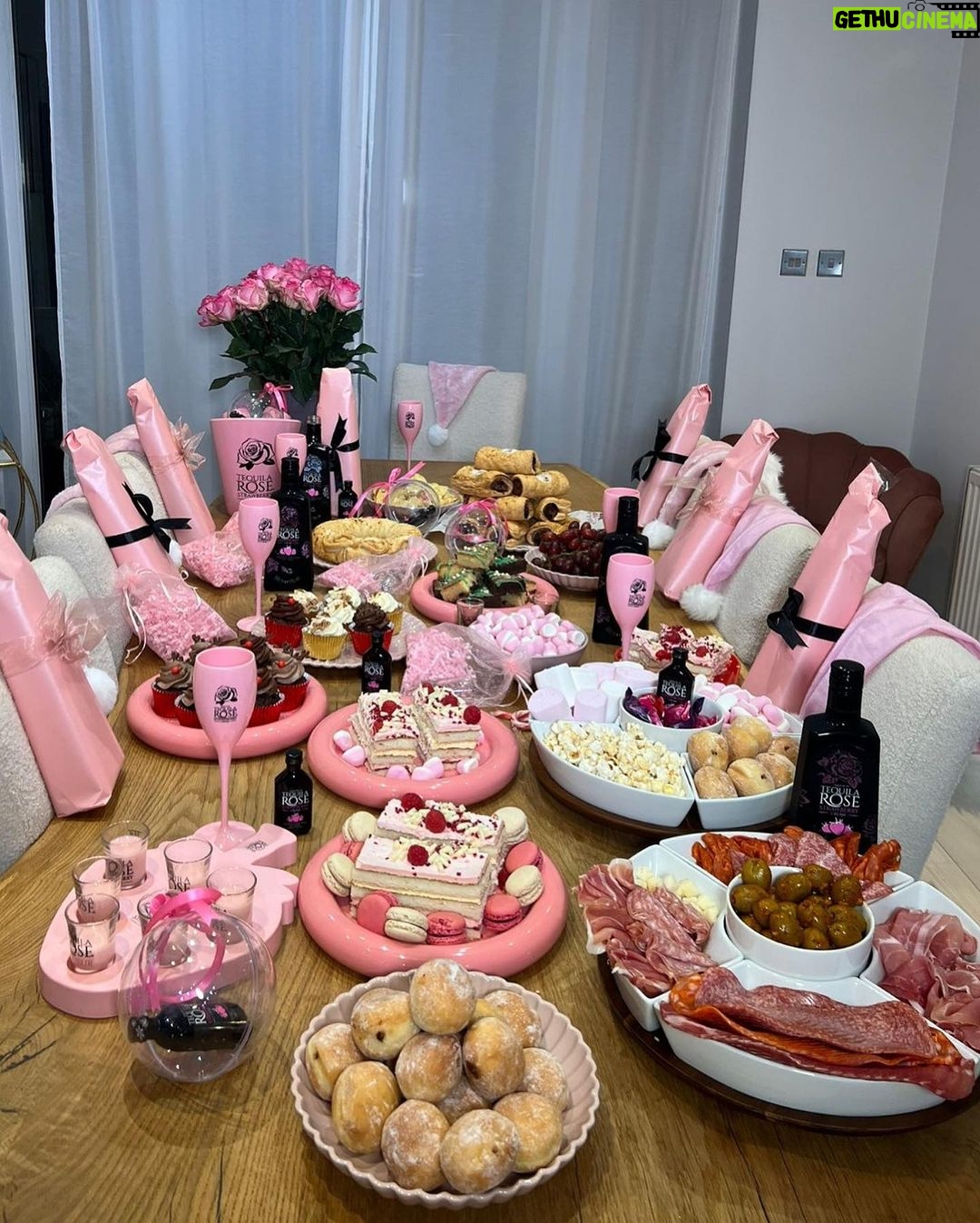 Chloe Burrows Instagram - Gave my girls the gift of PINK this year with Tequila Rose! Still looking for a last minute gift? Tequila Rose 1L is available now on Amazon! #AD @tequilaroseuk #TequilaRoseUK #DrinkthePink 18+ Please drink responsibly