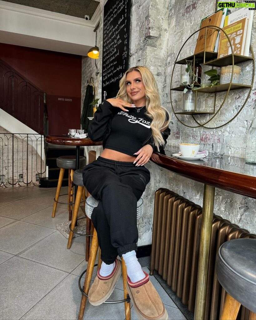 Chloe Burrows Instagram - Me 🤝 @whitefoxboutique tracksuits!!! Also use my code for discount - CHLOEB Don’t say I don’t treat you xxxxx Luv from me x ad London, United Kingdom
